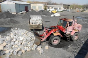 Близько 3 тисяч пляшок із підпільною горілкою розтовкли бульдозером у Тростянці