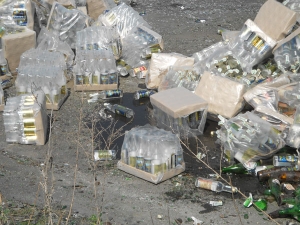 Близько 3 тисяч пляшок із підпільною горілкою розтовкли бульдозером у Тростянці