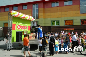 Учасник шоу "Голос країни" відкрив у Ладижині ще один супермаркет