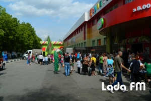 Учасник шоу "Голос країни" відкрив у Ладижині ще один супермаркет