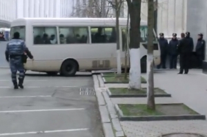 У мережі з'явилося відео, як у двір Адміністрації президента заїжджають два автобуси з невідомими