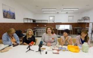 Кулінарна сотня Далії Северин розробила та успішно виготовляє українскі "снікерси" для бійців АТО