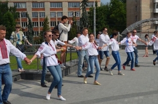 Вінничани у вишиванках танцювали сальсу під "Червону Руту"