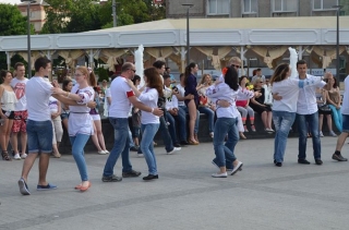 Вінничани у вишиванках танцювали сальсу під "Червону Руту"