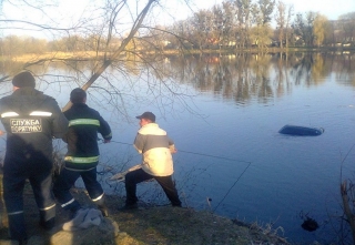 У Тульчині рятувальники дістали з озера автівку, яку власник поставив прогріватись на подвір’ї