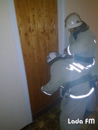 Рятувальники відчинили двері помешкання в Ладижині, де перебувала хвора жінка