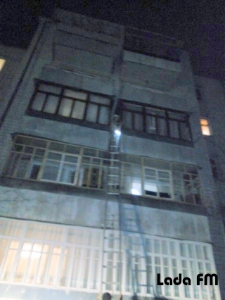 Бійці ДСНС в Ладижині екстрено відчинили двері квартири, де перебувала 3-річна дитина