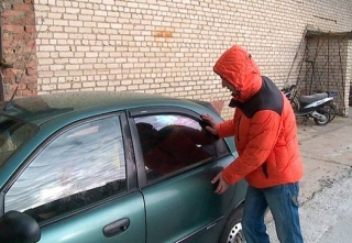 Ладижинські поліцейські затримали зловмисника, який силою забрав автівку у таксиста