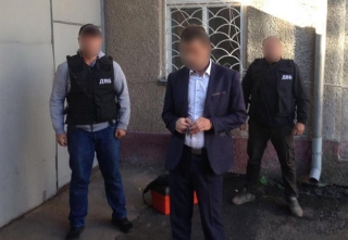 Прокуратурою Вінницької області викрито та затримано  поліцейського за вимагання та отримання хабара