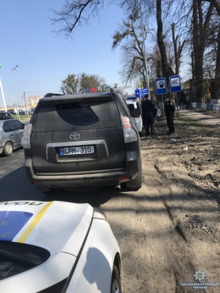 На в’їзді у Вінницю поліцейські затримали викрадача автівки