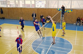 У Ладижині підприємство річницю свого створення відзначило волейбольним турніром