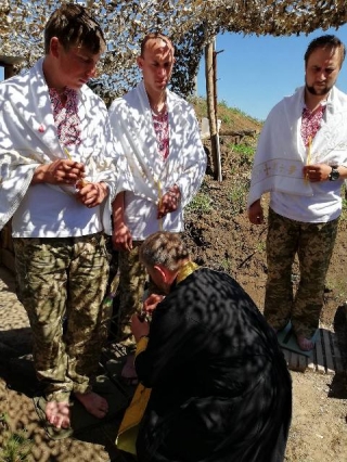 Священник із Бершаді охрестив на передовій захисників України