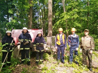 У Ладижині рятувальники і лісівники дощового дня провели навчання з ліквідації пожежі 