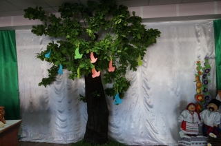 У Бершаді  на фестивалі «Українська родина- душі берегиня» на символічному дереві учасники писали побажання Україні