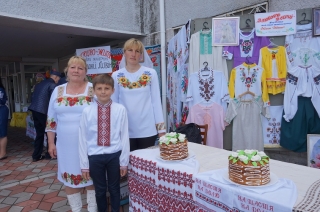 У Бершаді  на фестивалі «Українська родина- душі берегиня» на символічному дереві учасники писали побажання Україні