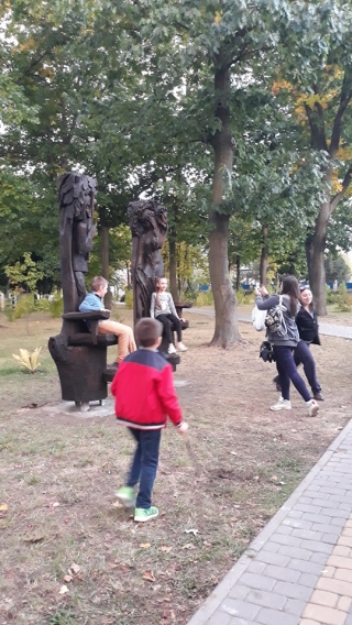 У Ладижині  статуями звірів прикрасили місцевий дендропарк