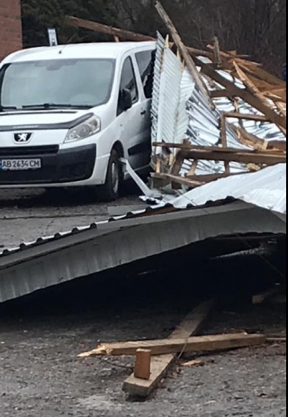 Без жертв: у Ладижині вітер зірвав дах із приміщення автовокзалу