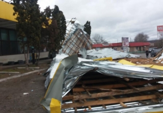 Без жертв: у Ладижині вітер зірвав дах із приміщення автовокзалу