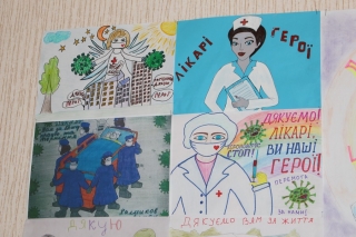 У Гайсині медиків малюнками підтримали учні місцевих шкіл