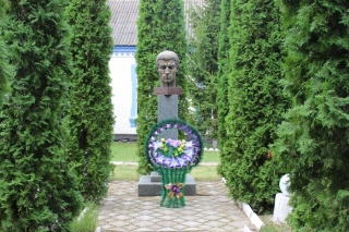На Гайсинщині у день пам'яті Василя Стуса відбулось покладання квітів до його погруддя