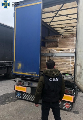На Вінниччині СБУ викрила схему контрабандного експорту деревини