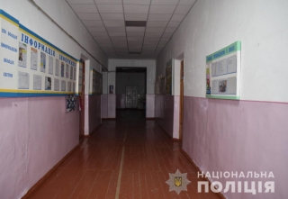 У Гайсинському районі поліція затримала дівчину, що повідомила про хибне замінування школи