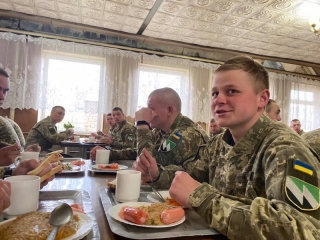 З одного казана: військові зв'язківці Гайсина пообідали з очільником обладміністрації