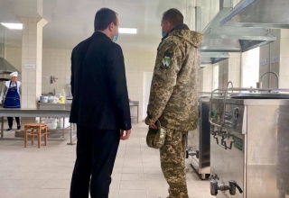 З одного казана: військові зв'язківці Гайсина пообідали з очільником обладміністрації