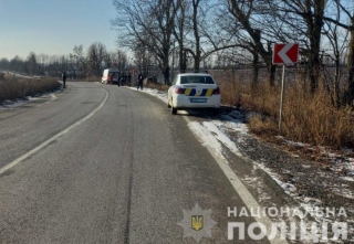 Зимова дорога: біля Ободівки автівка злетіла в кювет 