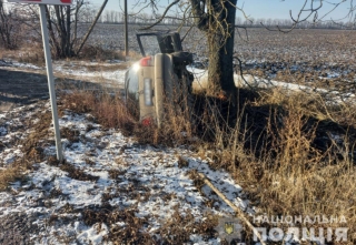Зимова дорога: біля Ободівки автівка злетіла в кювет 