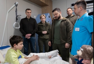 Володимир Зеленський відвідав у лікарні «Охматдит» двох дітей-сиріт із Маріуполя