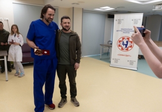 Володимир Зеленський відвідав у лікарні «Охматдит» двох дітей-сиріт із Маріуполя