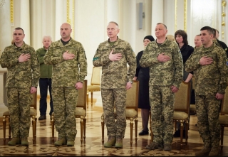 Герої України:Президент вручив нагороди військовим та членам родин загиблих захисників
