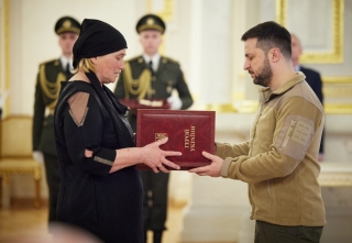 Герої України:Президент вручив нагороди військовим та членам родин загиблих захисників