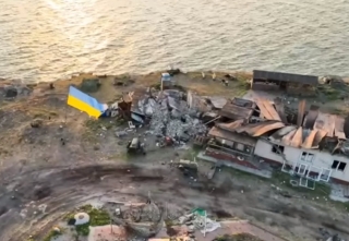 ОК "Південь": Острів Зміїний зачистили, прапор України - закріпили