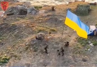 ОК "Південь": Острів Зміїний зачистили, прапор України - закріпили