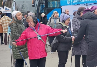 Вінничани під час "Здорової прогулянки" вправлялись у скандинавській ходьбі