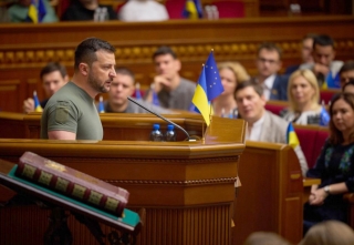 У День Конституції Президент закликав обговорити орієнтири майбутньої Української доктрини та вручив державні нагороди