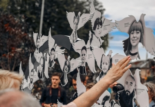 29 білих птахів: у Вінниці відкрили пам’ятний знак і вшанували пам'ять жертв теракту