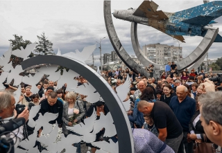 29 білих птахів: у Вінниці відкрили пам’ятний знак і вшанували пам'ять жертв теракту