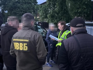 На Вінниччині затримали вчительку географії, яка організувала схему нелегального перетину кордону На Вінниччині затримали вчительку географії, яка організувала схему нелегального перетину кордону